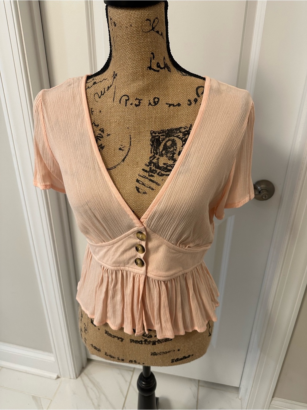 Sky and Sparrow Blush Peach Peplum V-Neck Top with Gold Buttons nwt